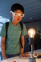 Buntes Licht: Durch die Brille sieht Jihan (11) ein …