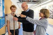 In Zeitlupe: Rolf Pape und seine Frau bestaunen das Phänomen der Wirbelstrombremse.