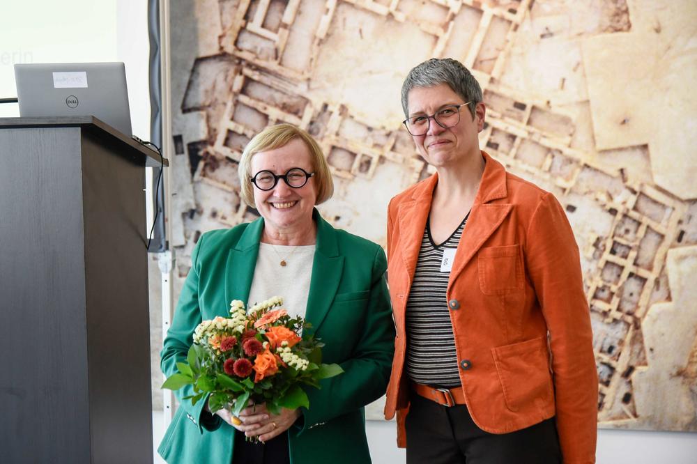 Acht Jahre für mehr Chancengerechtigkeit zusammengearbeitet: Erste Vizepräsidentin Verena Blechinger-Talcott (l.) und die zentrale Frauen- und Gleichstellungsbeauftragte Corinna Tomberger.