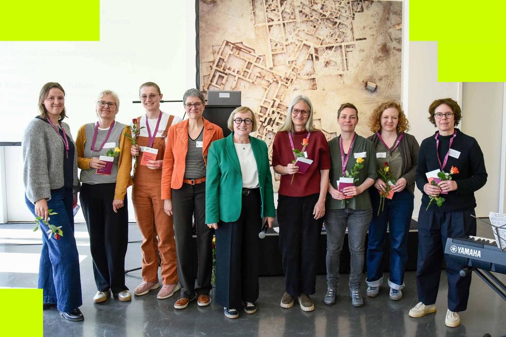 (v. l. n. r.): Rhea Priel, Gisela Eberhardt, Merlin Sophie Engel, Corinna Tomberger, Verena Blechinger-Talcott, Gisela Romain, Christine Schipke, Stine Gutjahr und Anna Giribaldi