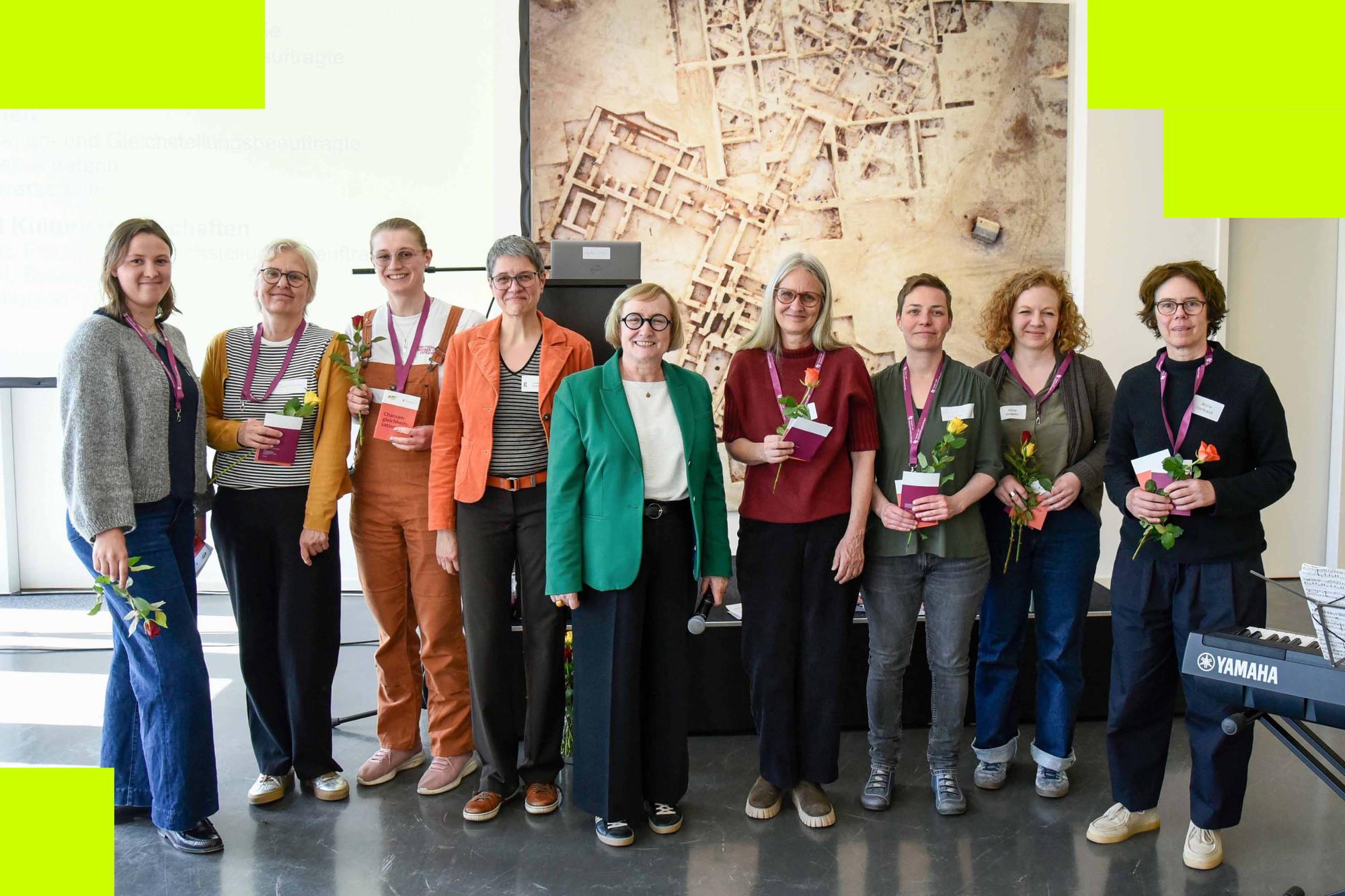 (v. l. n. r.): Rhea Priel, Gisela Eberhardt, Merlin Sophie Engel, Corinna Tomberger, Verena Blechinger-Talcott, Gisela Romain, Christine Schipke, Stine Gutjahr und Anna Giribaldi