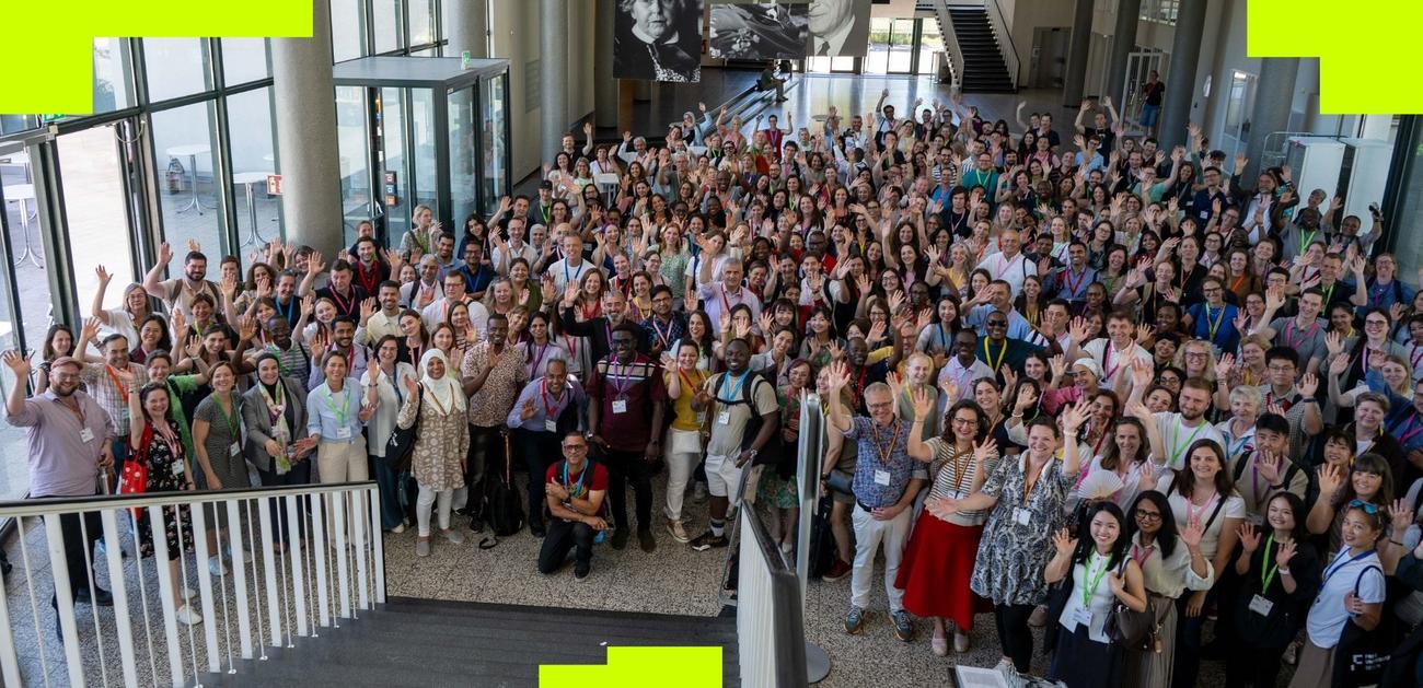 Gut angekommen: Die Teilnehmer*innen der diesjährigen Staff Training Week beim Gruppenbild im Henry-Ford-Bau der Freien Universität Berlin.