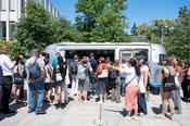 Am Foodtruck standen Getränke und Mittagessen für die Gäste bereit.