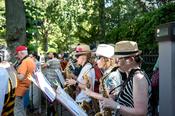 Nicht aus der Puste kommen: Das galt auch für die Band am Streckenrand.