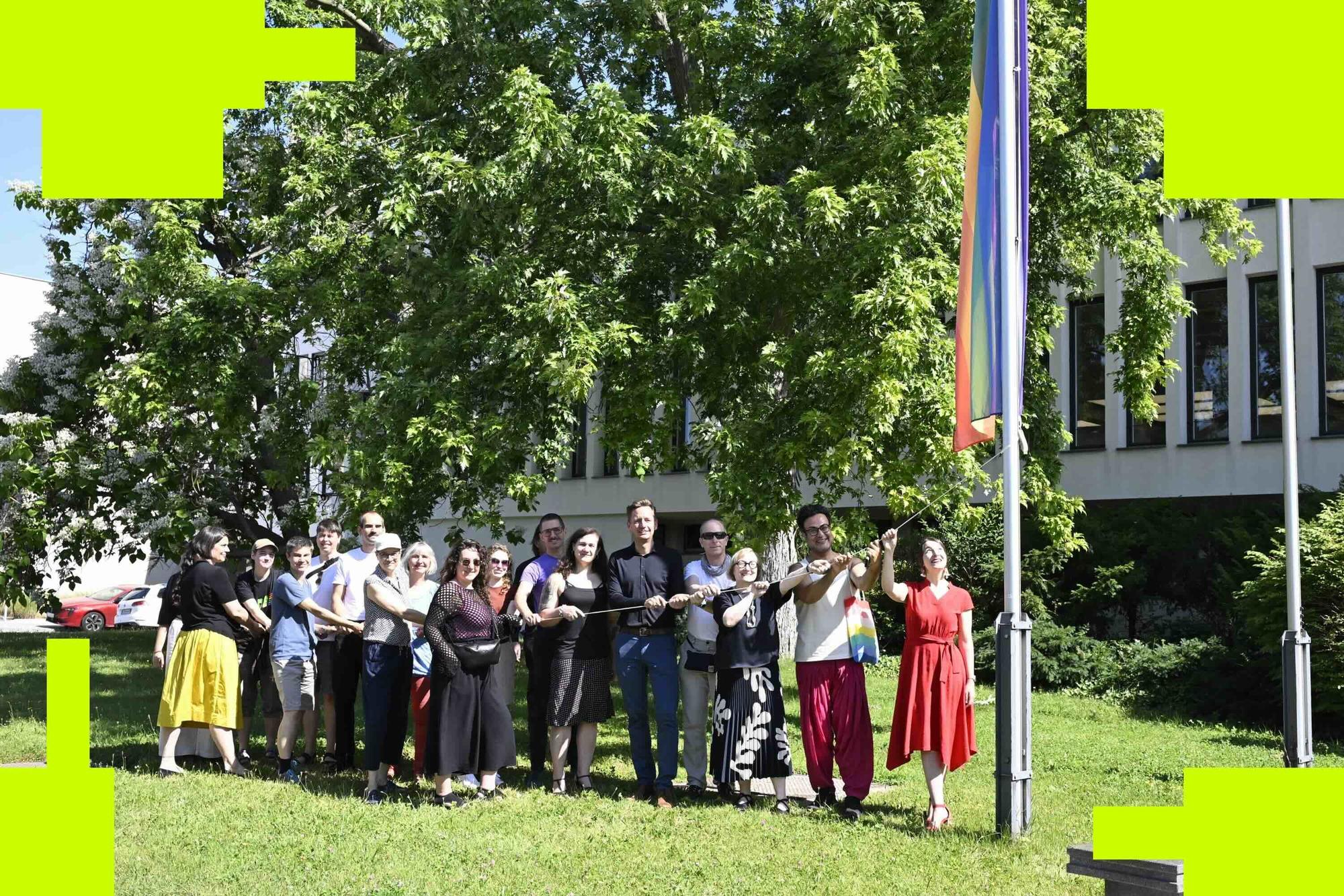 Gemeinsam wird vor dem Henry-Ford-Bau die Inter-Inclusive-Progress-Pride-Flagge gehisst.