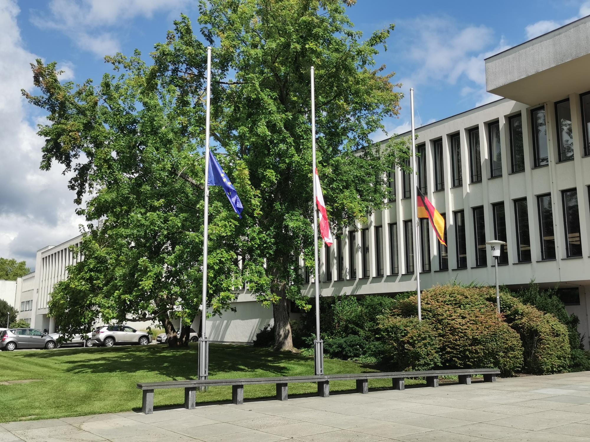 Die Fahnen an der Freien Universität stehen als Zeichen der Trauer auf halbmast.