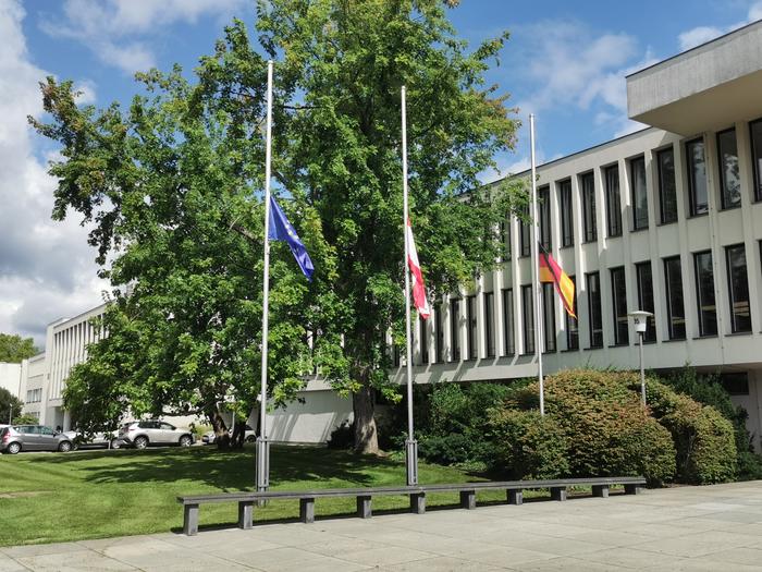 Die Fahnen an der Freien Universität stehen als Zeichen der Trauer auf halbmast.
