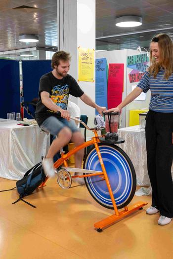 Auf dem Smoothiebike mixten Besuchende ganz ohne Strom leckere Obst-Smoothies.