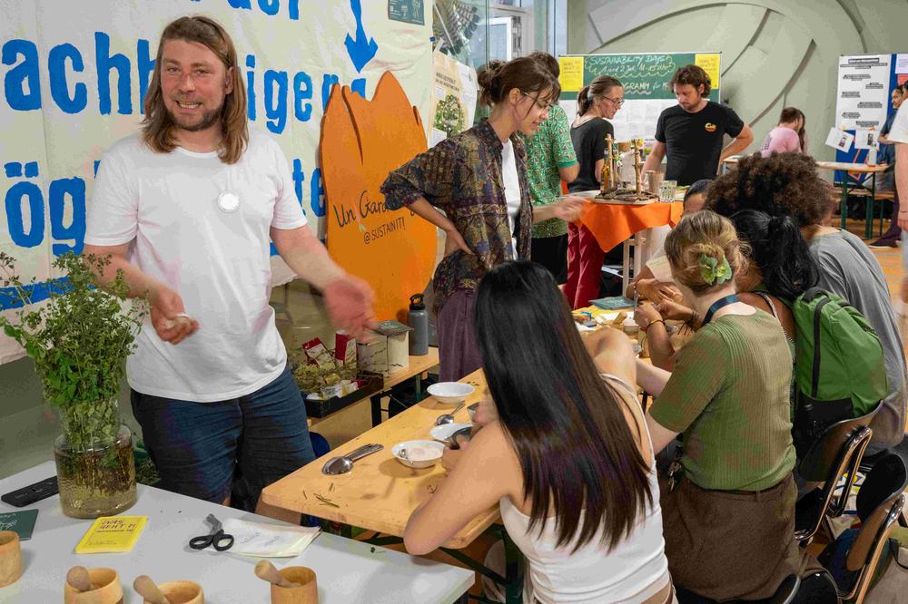 34 Mitmachaktionen erwarten Besuchende auf den Sustainability Days. Am Stand des UniGardenings entstehen Kräutersalze.