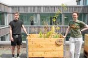 Die Terrasse der Campusbibliothek in neuem Gewand: Martin und Antonia zeigen bei ihrer Tour die selbstgebauten Hochbeete.