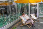 Dank der Umgestaltung sind jetzt auch Sonnenliegen Teil der Terrasse der Campusbibliothek.