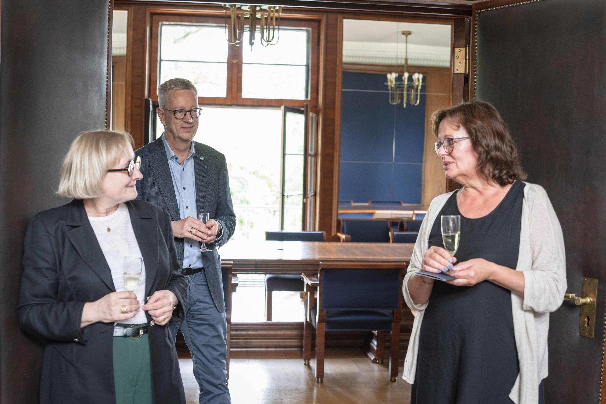 Abschied im Kreis von Kolleginnen und Kollegen: Universitätspräsident Günter M. Ziegler (M.) stieß gemeinsam mit Verena Blechinger-Talcott (l.) und Petra Knaus (r.) mit einem Glas Sekt auf bewegte Jahre im Präsidium an.