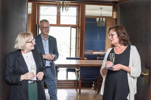 Abschied im Kreis von Kolleginnen und Kollegen: Universitätspräsident Günter M. Ziegler (M.) stieß gemeinsam mit Verena Blechinger-Talcott (l.) und Petra Knaus (r.) mit einem Glas Sekt auf bewegte Jahre im Präsidium an.