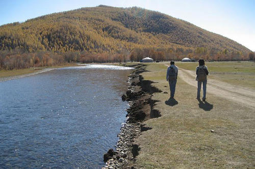 Seitenerosion am Ufer eines Flusses in der Mongolei.