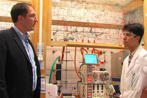 Professor Peter H. Seeberger (links) und Dr. François Lévesque vor der Apparatur, die es ermöglicht,  den effektivsten Wirkstoff gegen Malaria, Artemisinin, kostengünstig und in großer Menge herzustellen.