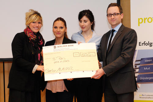 Der dritte Preis ging an Sophia Baum, Tugba Turanli und Renate Tokeva (v.l.n.r.) vom Team „mandao“ und wurde von Robert Borchel von der accenture GmbH, Sponsor des Funpreneur-Wettbwerbs, überreicht.