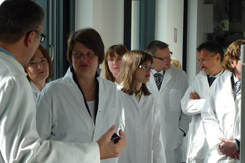 Prof. Dr. Lothar H. Wieler vom Institut für Mikrobiologie und Tierseuchen der Freien Universität führte Dr. Maria Flachsbarth durch das Institut.