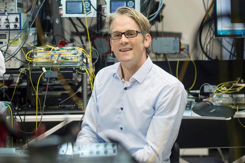 Der Physiker Tobias J. Kippenberg wird am 19. November mit dem Klung-Wilhelmy-Wissenschaftspreis 2015 ausgezeichnet.