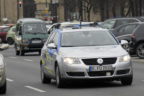 Hand vom Steuer: Autonomos fährt auf der Straße des 17. Juni.