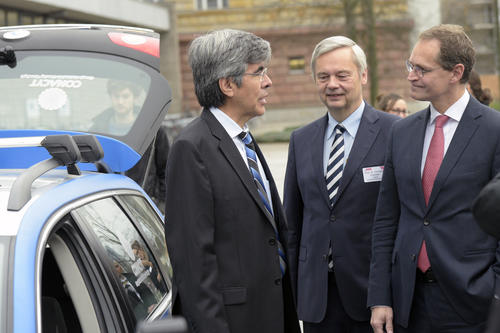 Michael Müller (rechts im Bild), Berlins Regierender Bürgermeister, fuhr mit dem fahrerlosen Auto, das von einem Team um Informatikprofessor Raúl Rojas (links im Bild)  von der Freien Universität entwickelt wurde