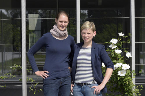 Die Archäologinnen Katja Winger (links) und Christin Keller vom Institut für Prähistorische Archäologie der Freien Universität Berlin.