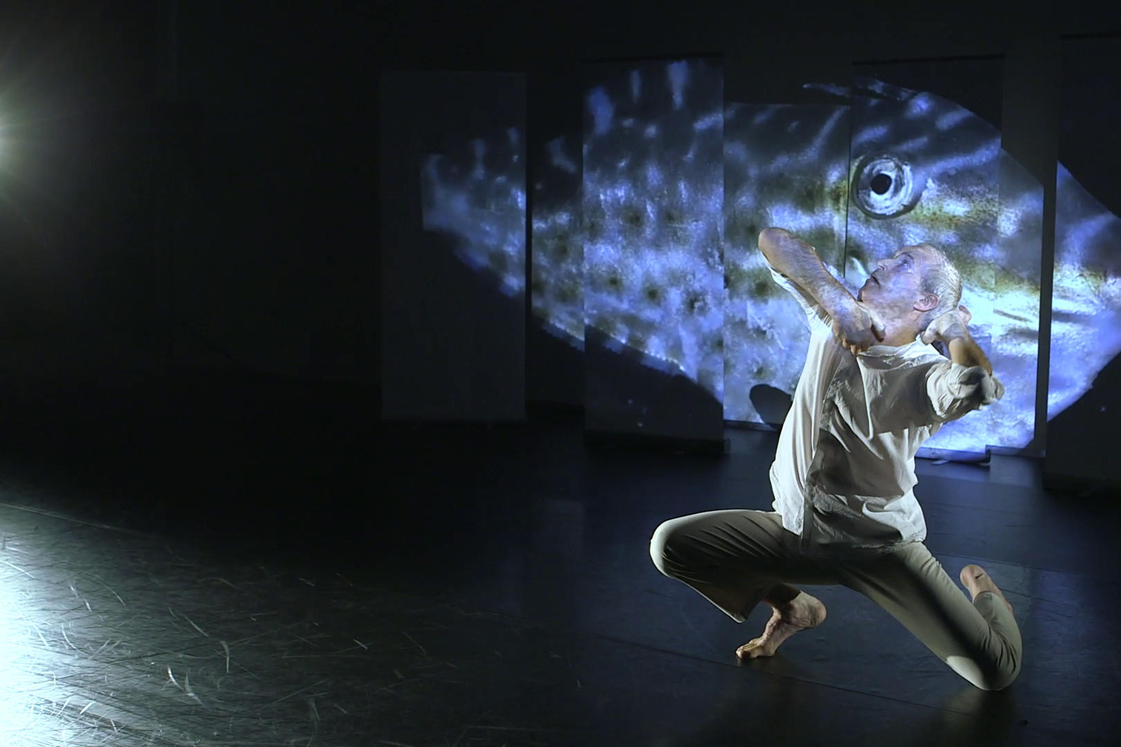 Inspiriert von den Berliner Salons des 18. Jahrhunderts: In mehreren Mini-Performances werden Exponate und Aspekte zum Thema Wasser präsentiert.