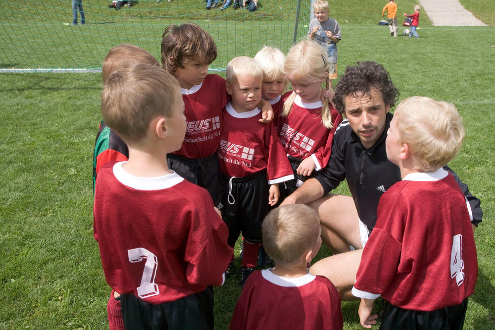 Teamgeist im Trikot: In Sportvereinen lernen Kinder, was eine Gruppe zusammenhält. Oftmals von Ehrenamtlichen getragen,  sind sie Orte des Austauschs von Menschen unterschiedlicher politischer Haltung und sozialer Herkunft.
