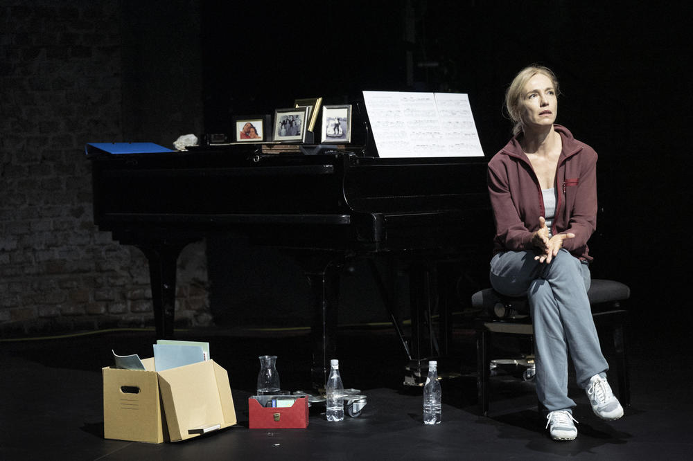 Was bleibt am Ende des Lebens? In „Everywoman“, einer Inszenierung von Milo Rau und Ursina Lardi, Deutschlandpremiere im Oktober 2020 an der Berliner Schaubühne, geht es um alles: das Leben, den Tod, die Einsamkeit, die Gemeinschaft.