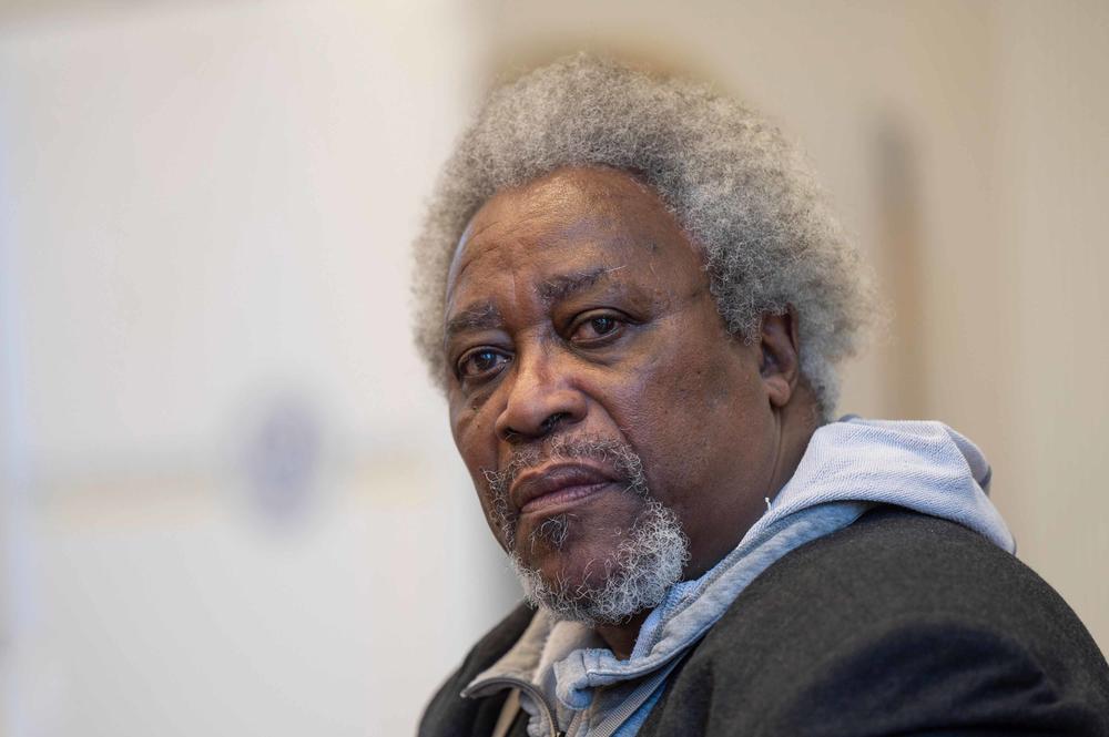 Porträtfoto von Mnyaka Sururu Mboro im Hörsaal der Biologie