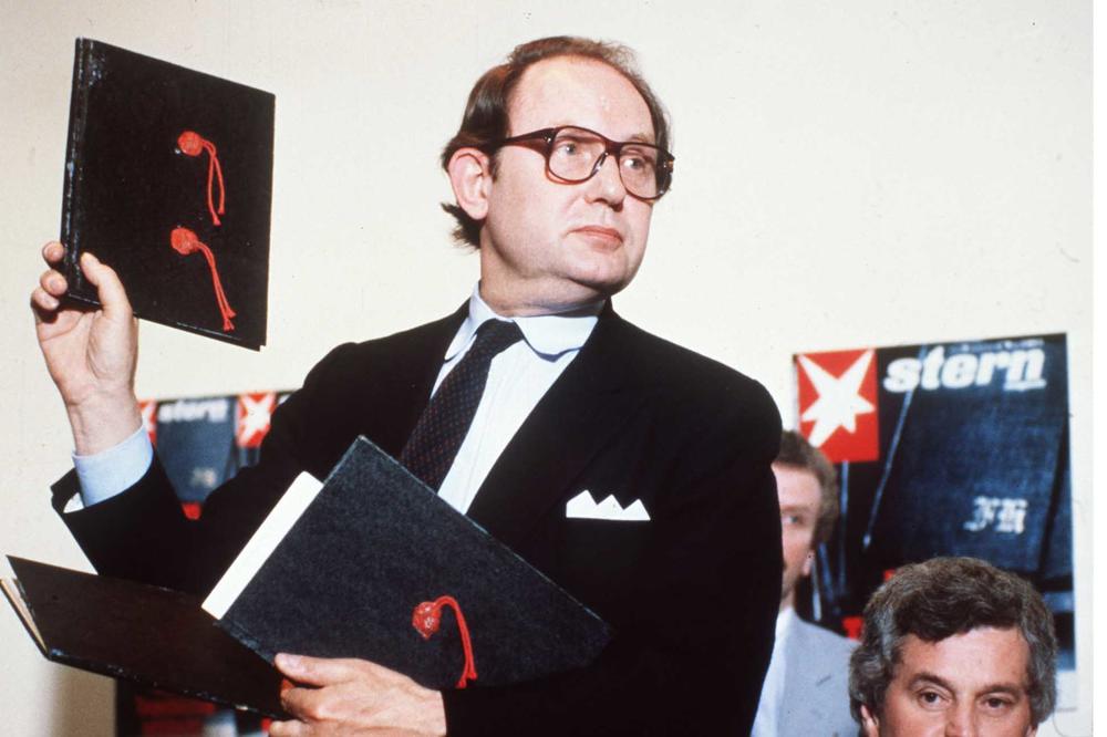 „Stern“-Reporter Gerd Heidemann präsentiert 1983 der Öffentlichkeit die gefälschten Hitler-Tagebücher.