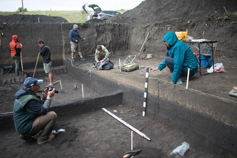 Elke Kaiser (r.) und Team bei einer Ausgrabung am oberen Don.