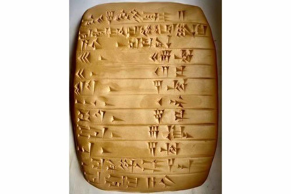 Die synthetische babylonische Tontafel mit dem Horoskop der Freien Universität Berlin fertigte und beschrieb Alessia Pilloni nach babylonischen Beispielen.