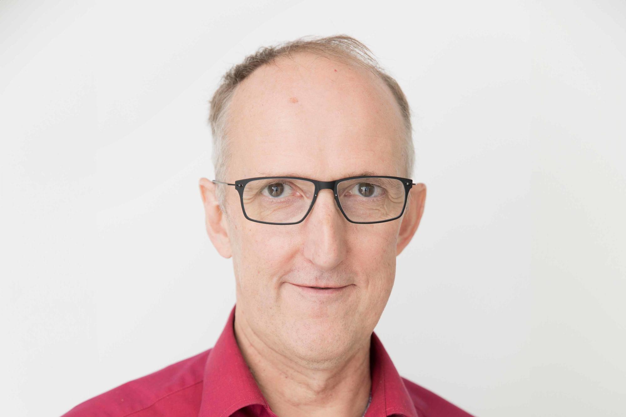 Friedemann Pulvermüller ist Professor für Neurowissenschaft der Sprache und Pragmatik und leitet das Labor für Sprach- und Gehirnforschung.