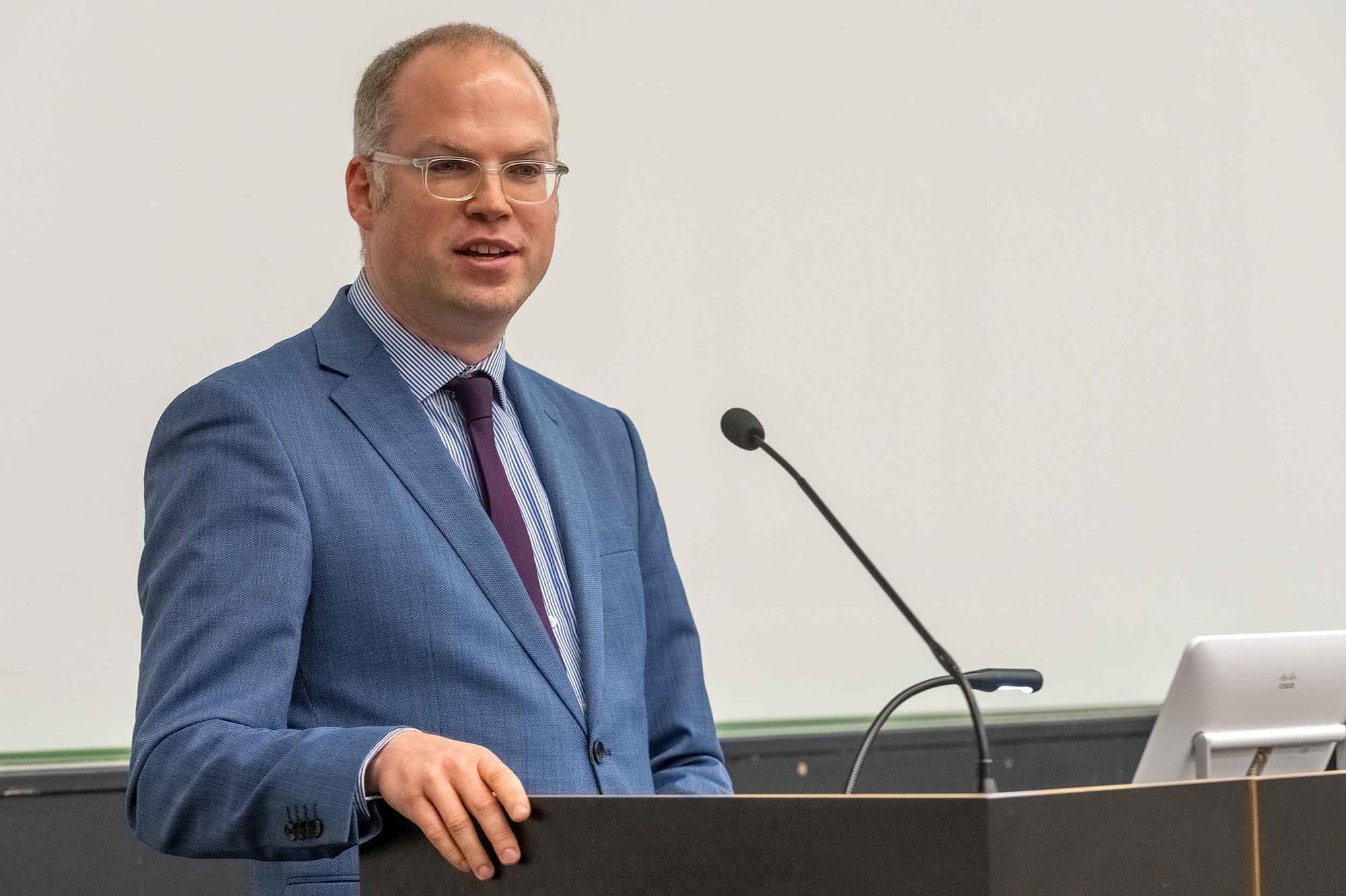 Helmut Aust, Professor für Öffentliches Recht: „Die allermeisten Friedensabkommen in der Geschichte wurden aus dem Krieg heraus verhandelt und geschlossen. Nicht erst, wenn eine der Parteien am Boden lag.“