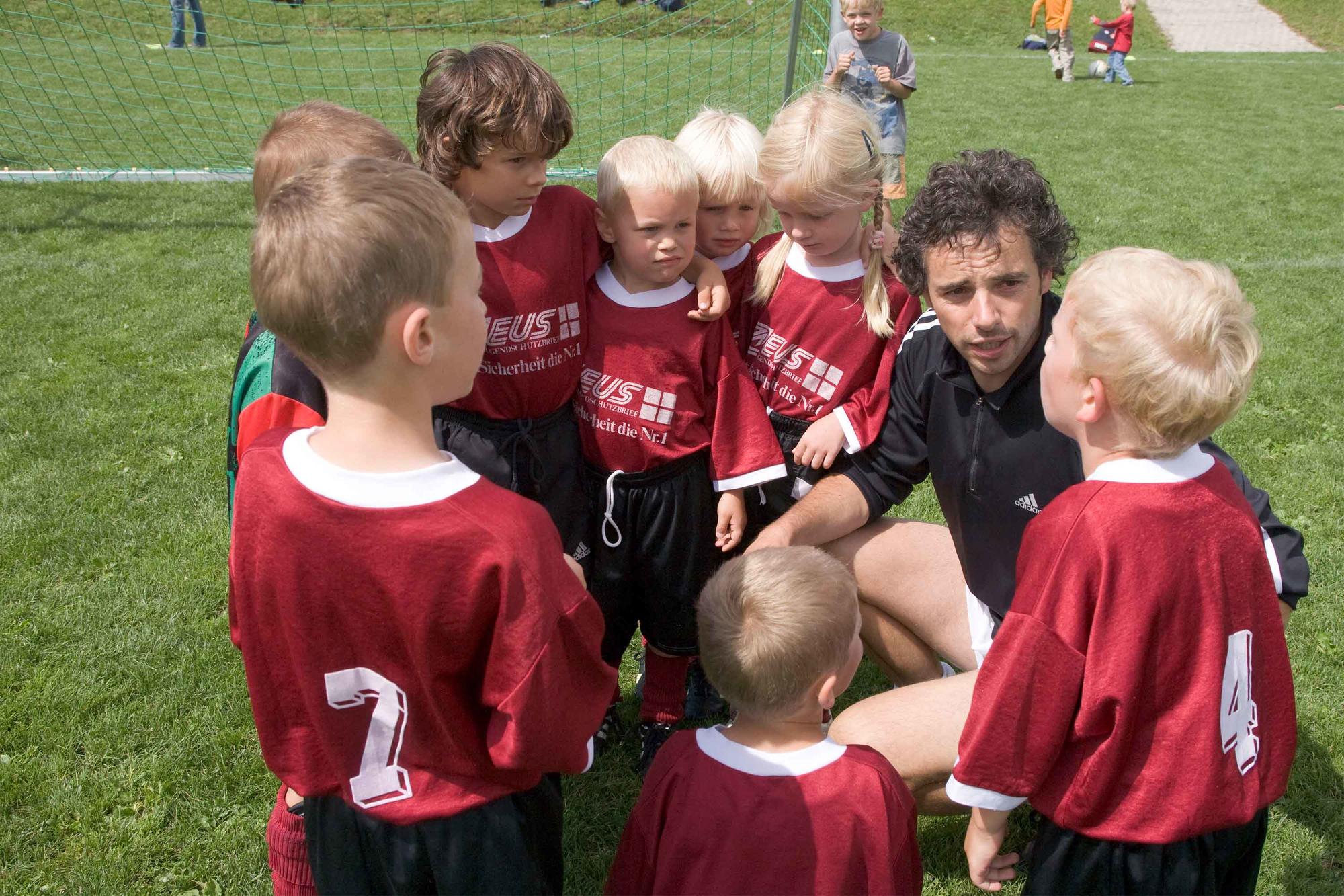 Auch Sportvereine sind Bildungsorte. Dort lernen Menschen Regeln des guten Miteinanders von klein auf.