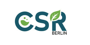 Logo des „CSR Berlin – Center for Sustainable Resources“. Die Buchstaben „CSR“ sind in dunklem Blau gehalten, wobei das „C“ ein stilisiertes grünes Symbol enthält und das „R“ mit einem grünen Blatt gestaltet ist. Darunter steht „Berlin“ in Schwarz.