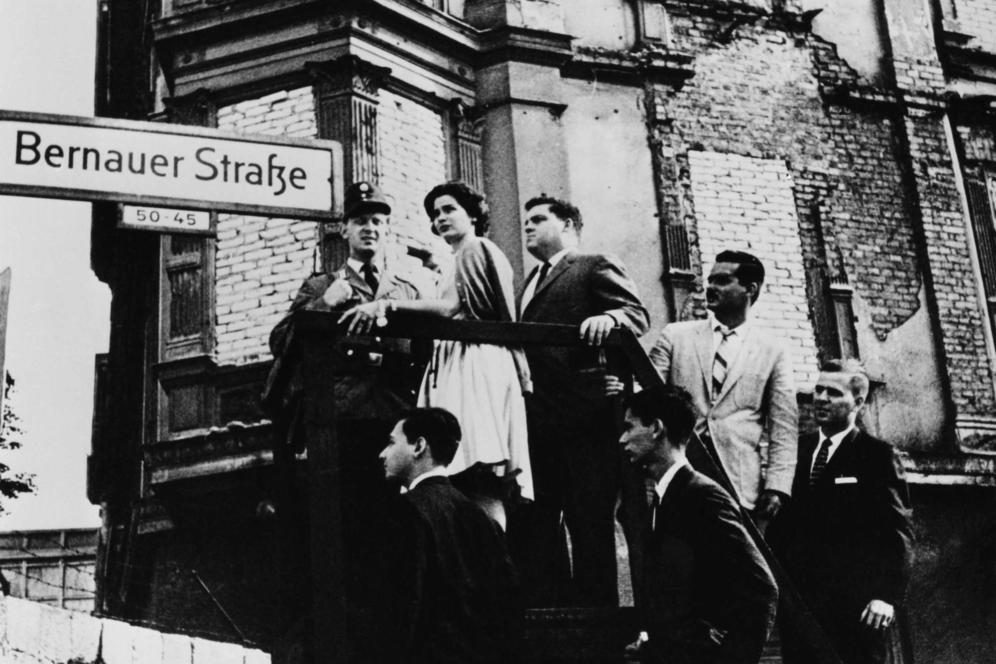 Haben nach der Revolution ihre Heimat verlassen: Studierende aus Kuba an der Berliner Mauer.