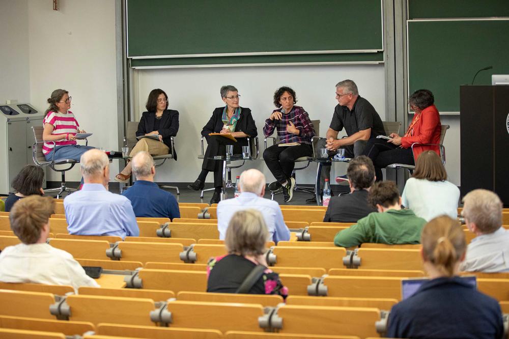 Discussing the situation at US universities: (from left to right) Moderator Katja Weber with panelists Lora Anne Viola, Kathrin Zippel, Rachel Tausendfreund, Mattias Kumm, and Tanja Börzel.