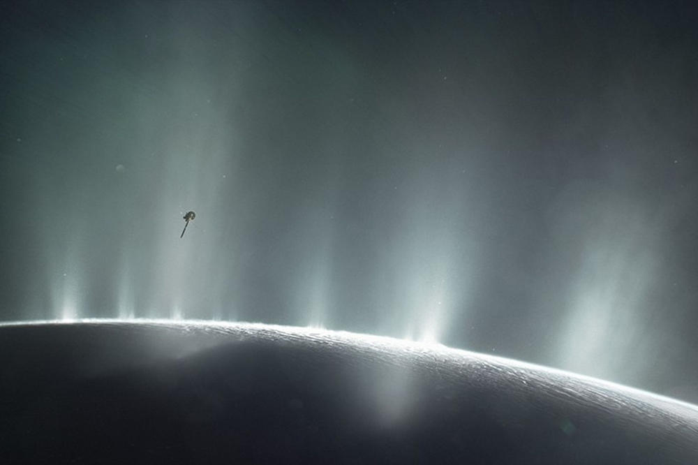 Die künstlerische Darstellung zeigt, wie die Cassini-Raumsonde die Eisvulkane des Enceladus untersucht.
