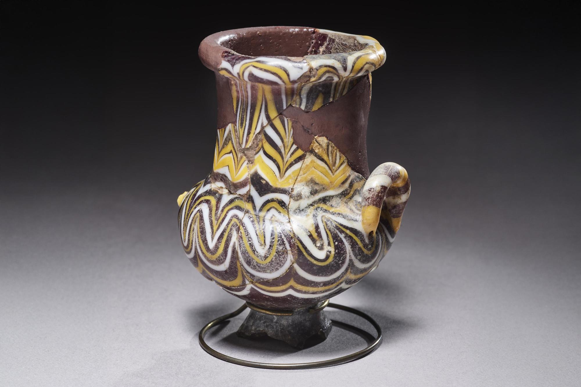 Polychromes Glasgefäß aus Amarna