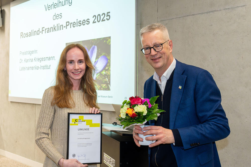FU-Präsident Prof. Dr. Günter M. Ziegler (rechts) übergab den ersten „Rosalind-Franklin-Preis“ an die Historikerin Dr. Karina Kriegesmann (links). Auch 2026 wird die Freie Universität den Preis ausschreiben.