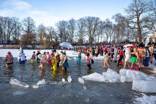 Kühlung kann im Notfall wirken. Hier Badegäste beim Winterbaden des Vereins Berliner Seehunde.