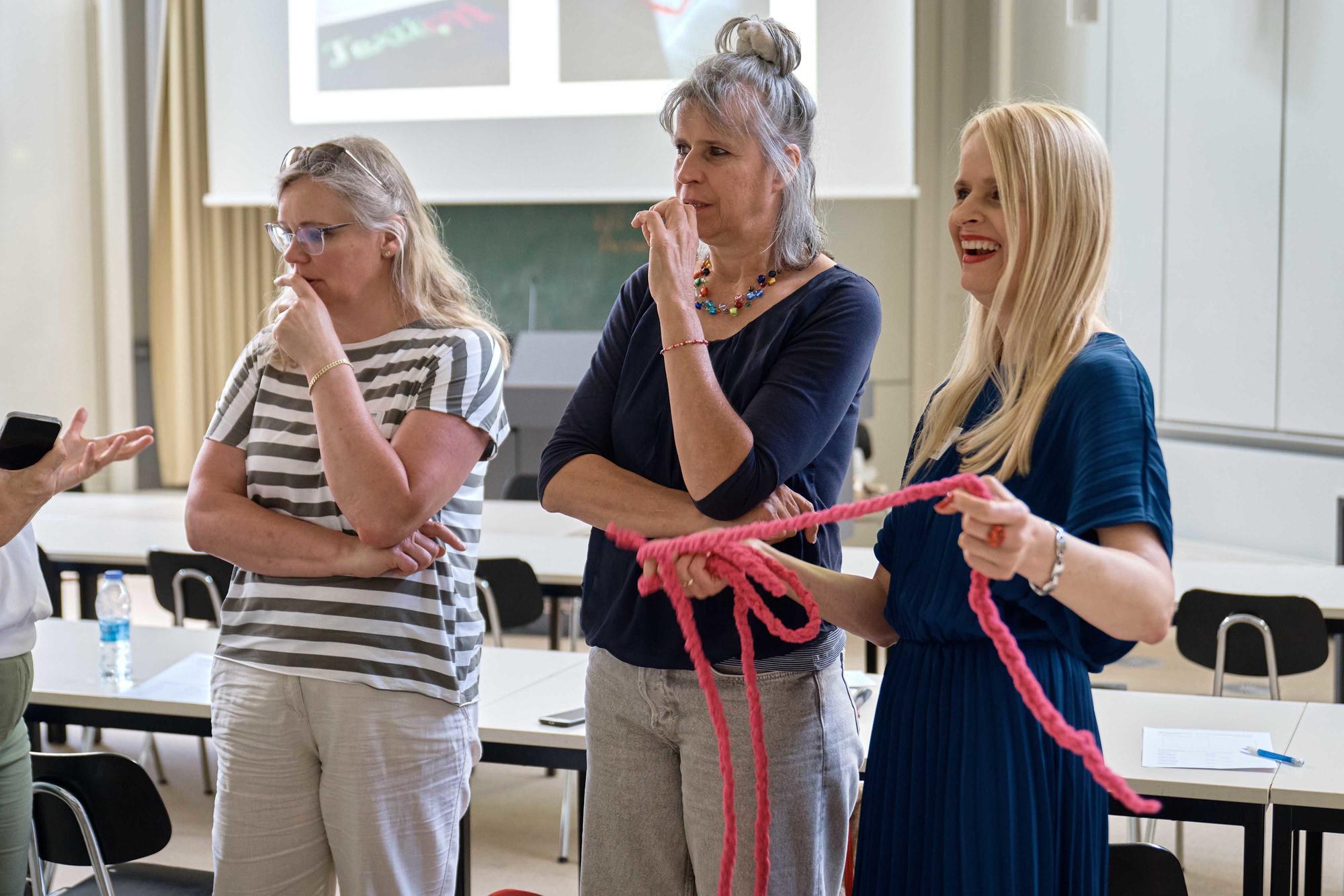 Ansätze aus dem Improvisationstheater helfen dabei, ins Sprechen zu kommen.