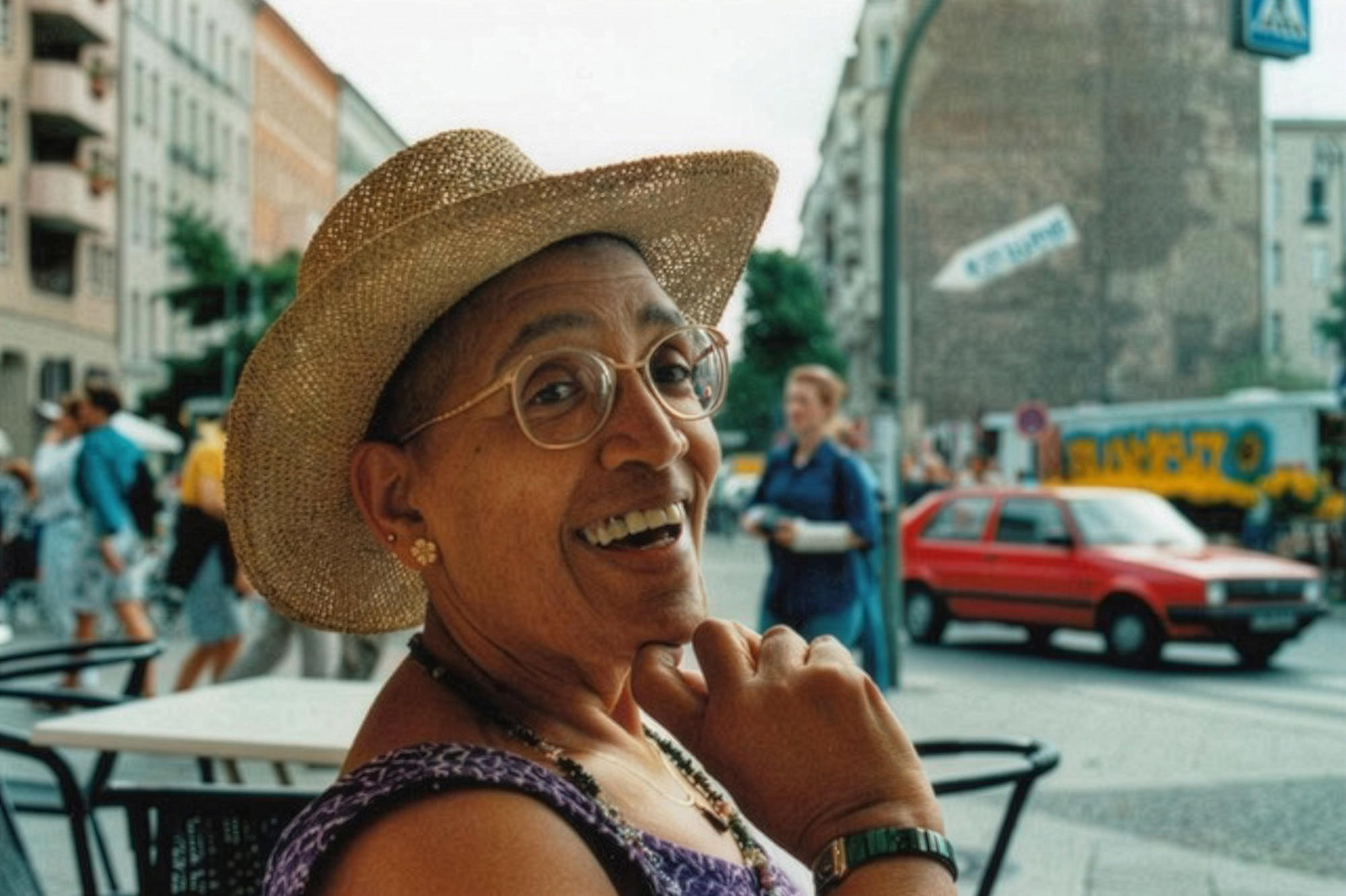 Audre Lorde war mehrfach als Gastprofessorin in Berlin. Das Bild zegt sie 1992 am Winterfeldtmarkt.