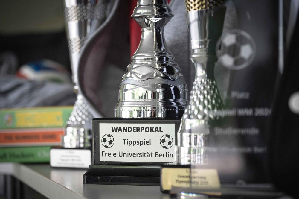 Zahlreiche Sachpreise rund um die Fußball-WM und Artikel aus dem Unishop warten dank Unterstützung der Ernst-Reuter-Gesellschaft auf die erfolgreichsten Teilnehmenden und Teams des Tippspiels, darunter ein Wanderpokal.