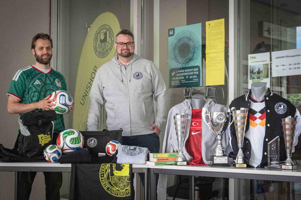 Premiere geglückt: Ulrich Schneider (re.) hat das erste campusweite WM-Tippspiel an der Freien Universität ins Leben gerufen, gemeinsam mit Marc Schalberger und einem Team aus weiteren Forschenden und Studierenden wurde ein Prognosetool programmiert.
