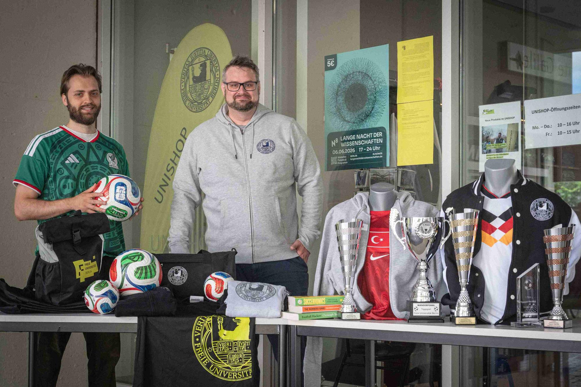 Premiere geglückt: Ulrich Schneider (re.) hat das erste campusweite WM-Tippspiel an der Freien Universität ins Leben gerufen, gemeinsam mit Marc Schalberger und einem Team aus weiteren Forschenden und Studierenden wurde ein Prognosetool programmiert.