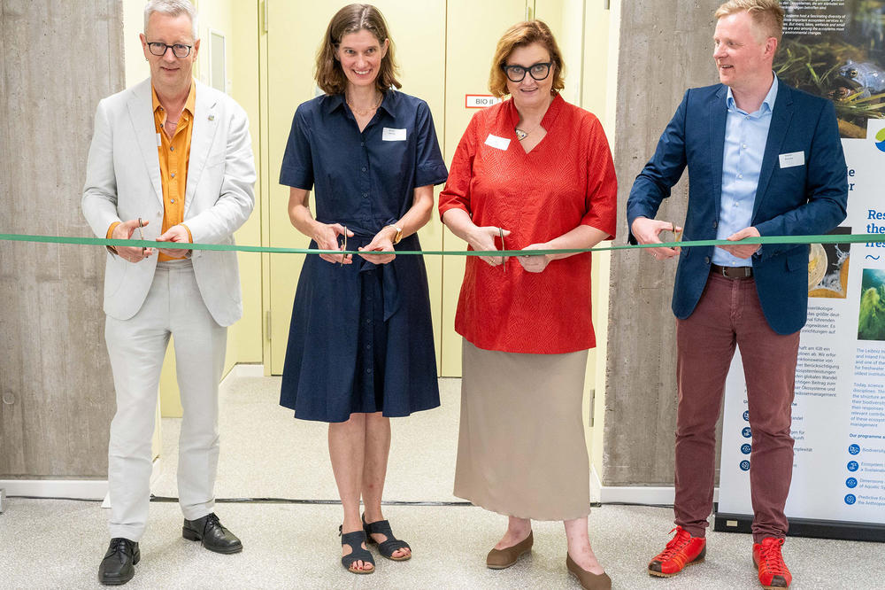 Endlich Einweihung: (v.l.n.r.) Universitätspräsident Prof. Dr. Günter M. Ziegler, Prof. Dr. Sonja Jähnig, Direktorin des IGB, Wissenschaftssenatorin Dr. Ina Czyborra und Martin Böhnke, Geschäftsführer des Forschungsverbundes Berlin e. V.