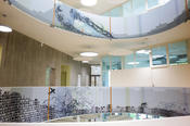 Die ovale Eingangshalle mit dem Kunstwerk von Ursula Damm schafft eine lichte, freundliche Atmosphäre.