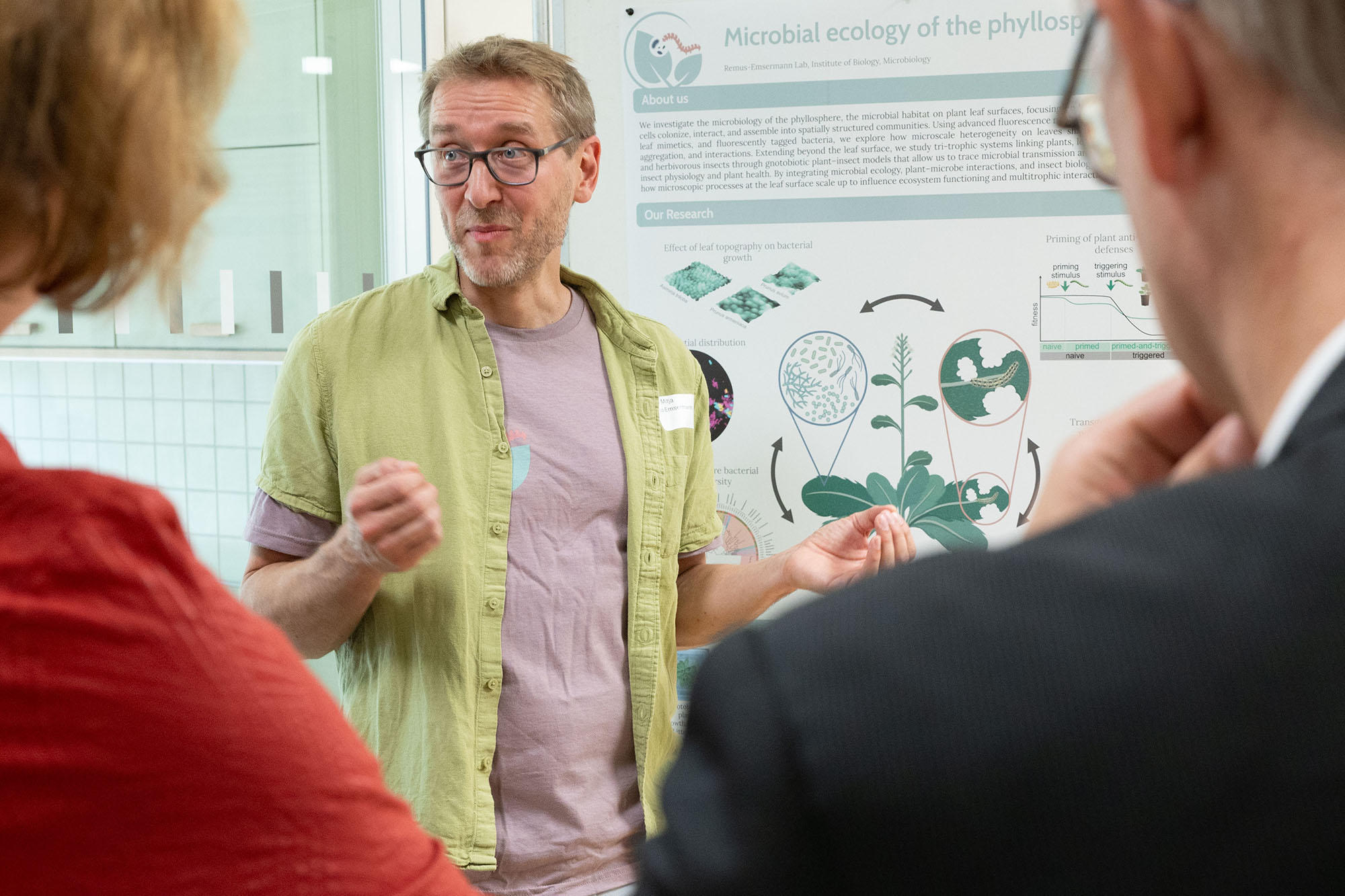 Prof. Dr. Mitja Remus-Emsermann forscht an der Freien Universität zur mikrobiellen Diversität auf Pflanzenblättern.